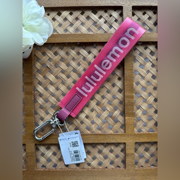 NWT Lululemon Never Lost Keychain - Picture 2 of 4